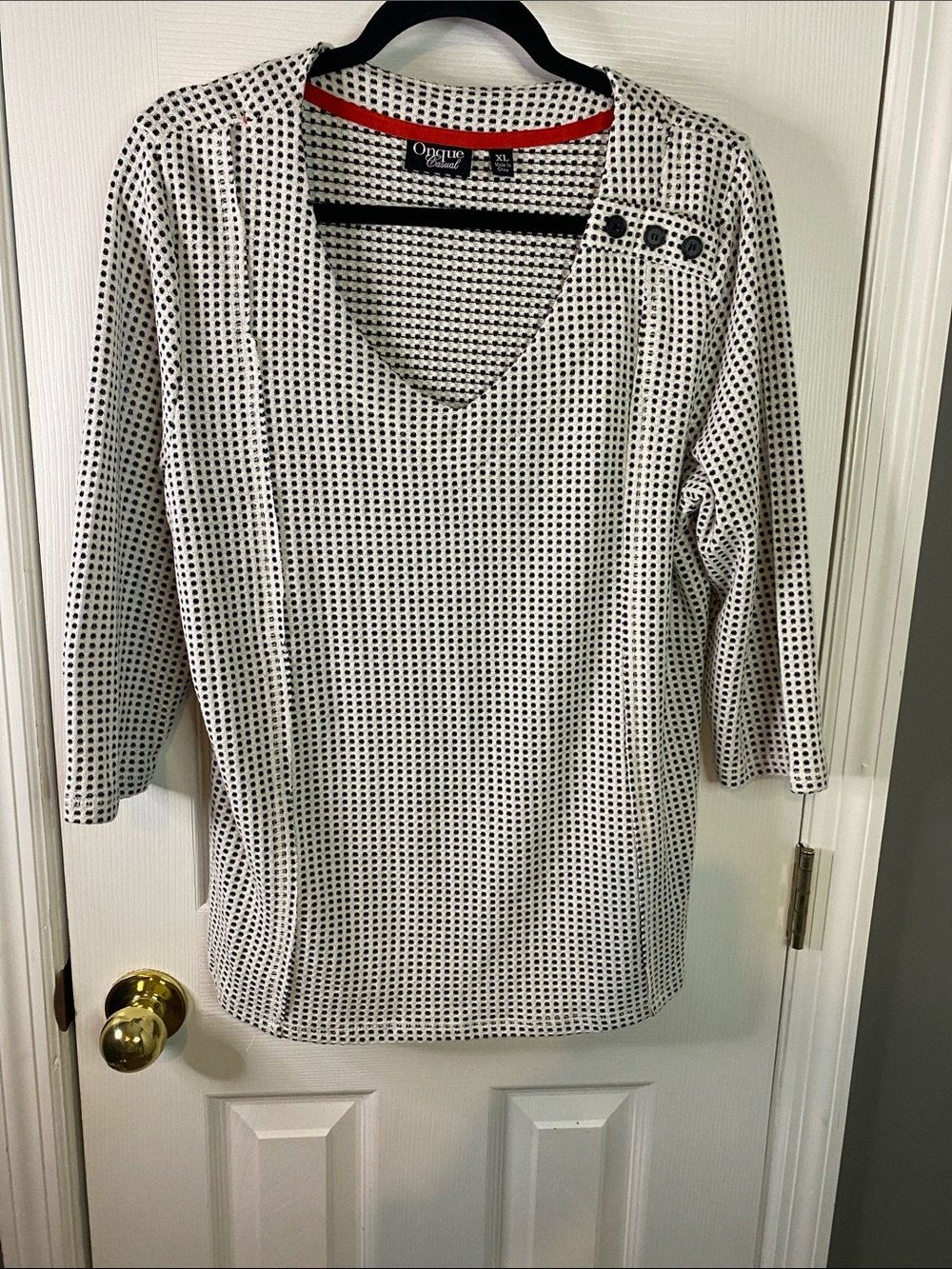Onque Casuals Black & White Dot Scoop Neck Long Sleeve Top Size XLarge.